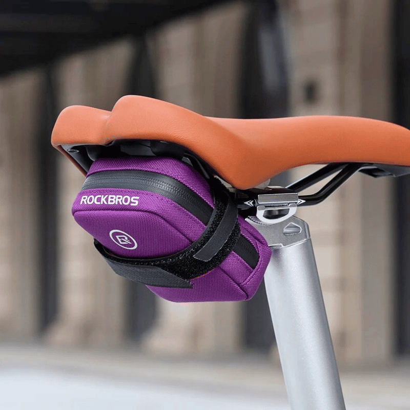 Step-by-step guide to mounting the compact saddle bag